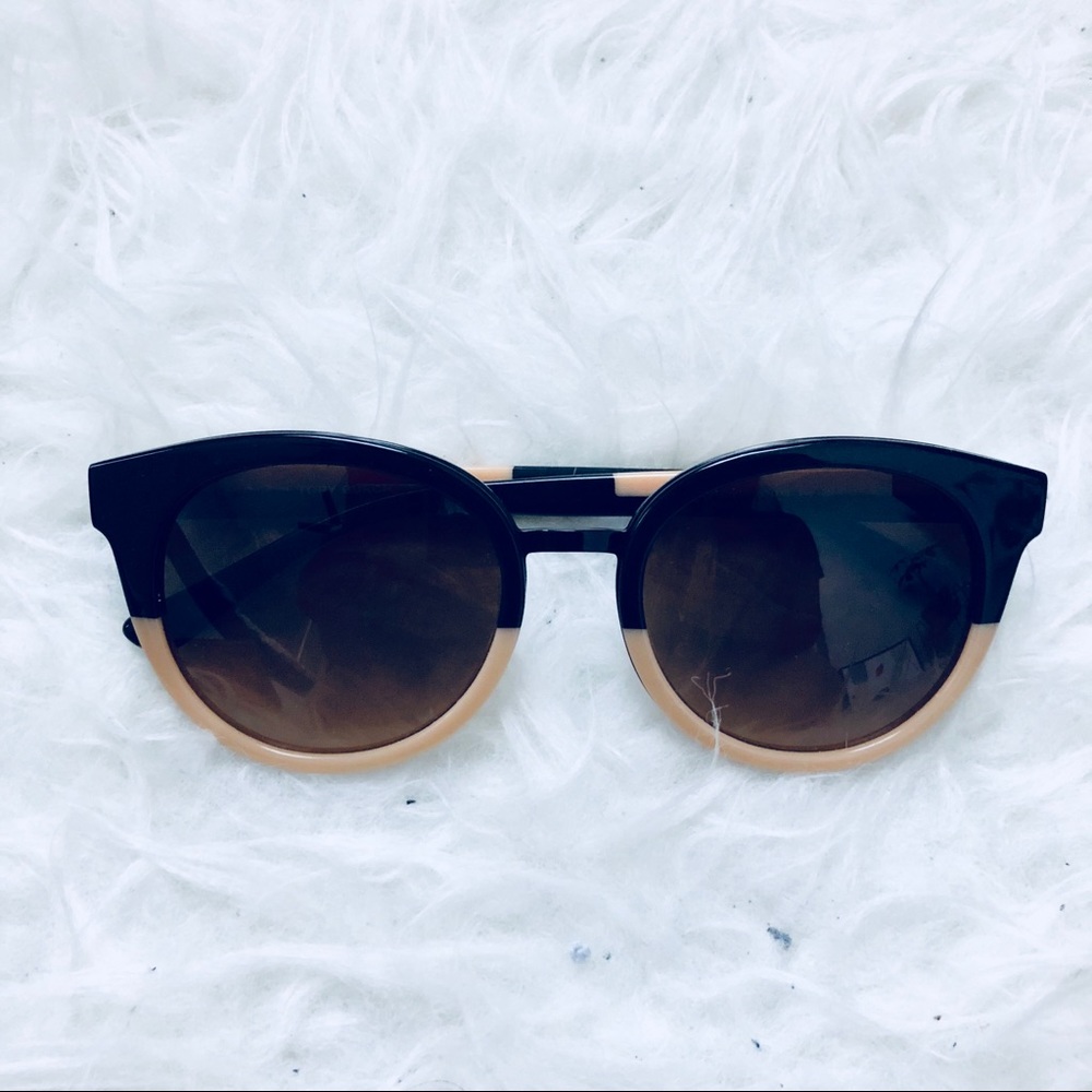 *SOLD ON MERC* Tory Burch Sunglasses - Picture 3 of 7